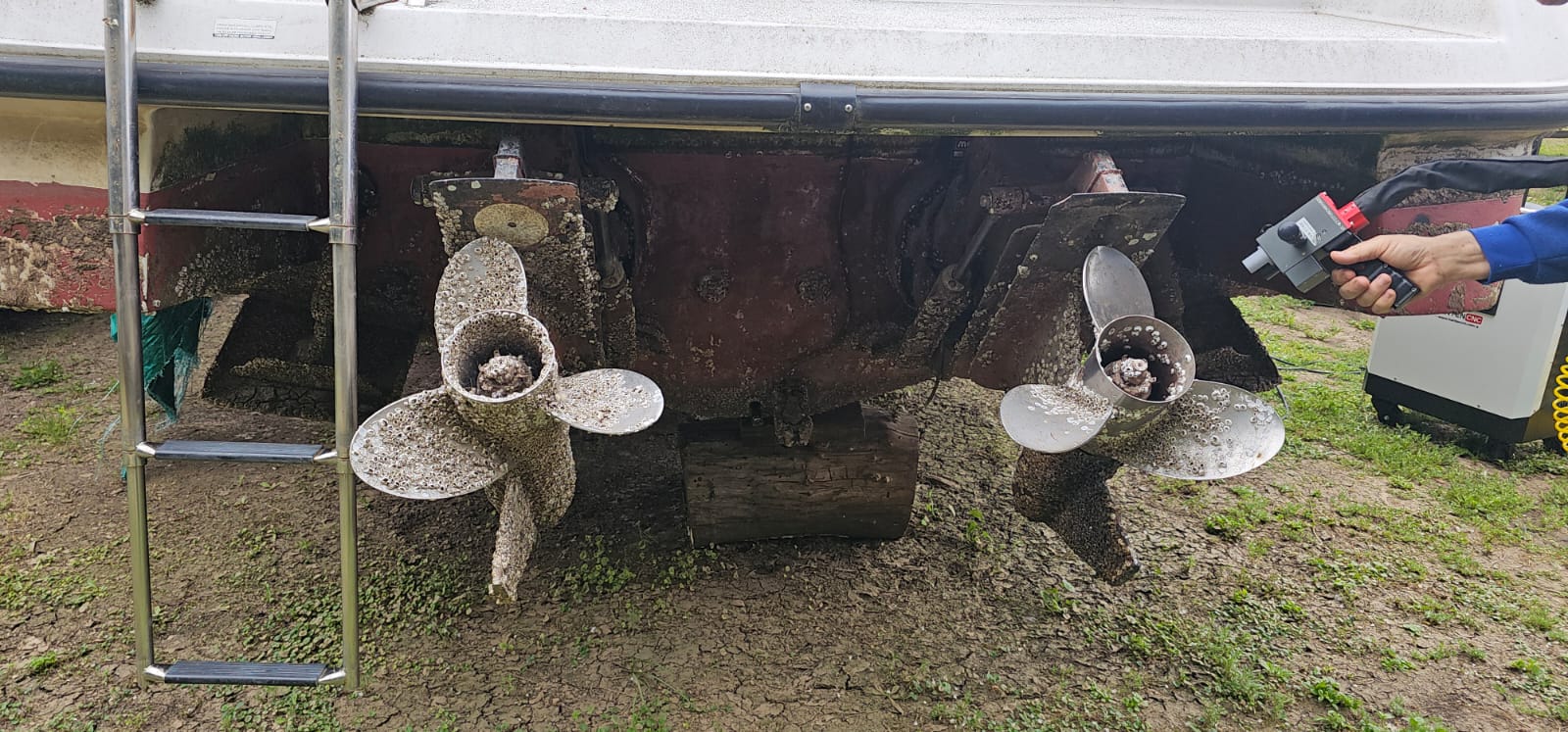 Hélices y casco antes de la limpieza láser